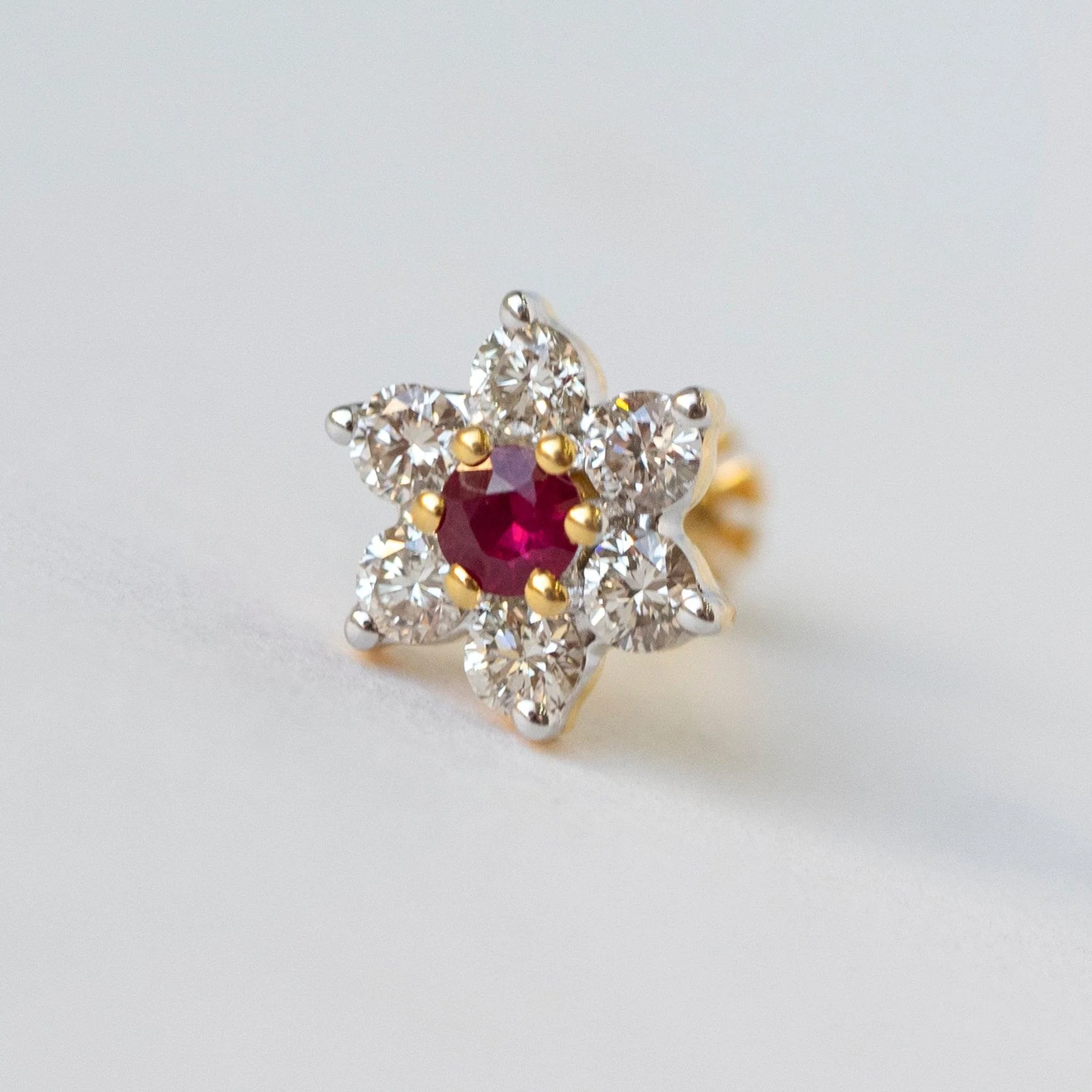 18ct Gold Diamond and Gemstone Screw Back Nose Stud. - Image 7
