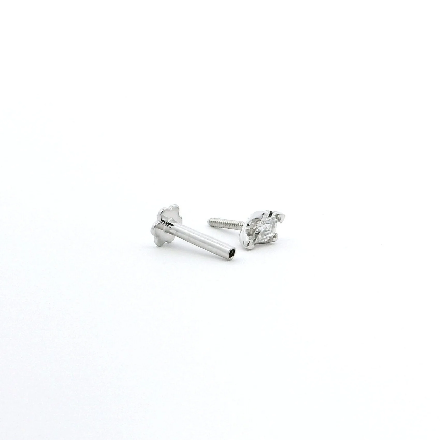 18ct White Gold Kite-Shaped Diamond Screw Back Nose Stud - Image 3