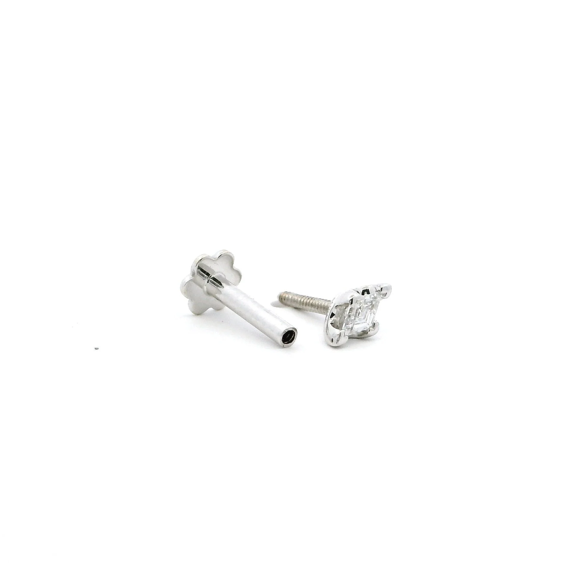 18ct White Gold Kite-Shaped Diamond Screw Back Nose Stud - Image 3