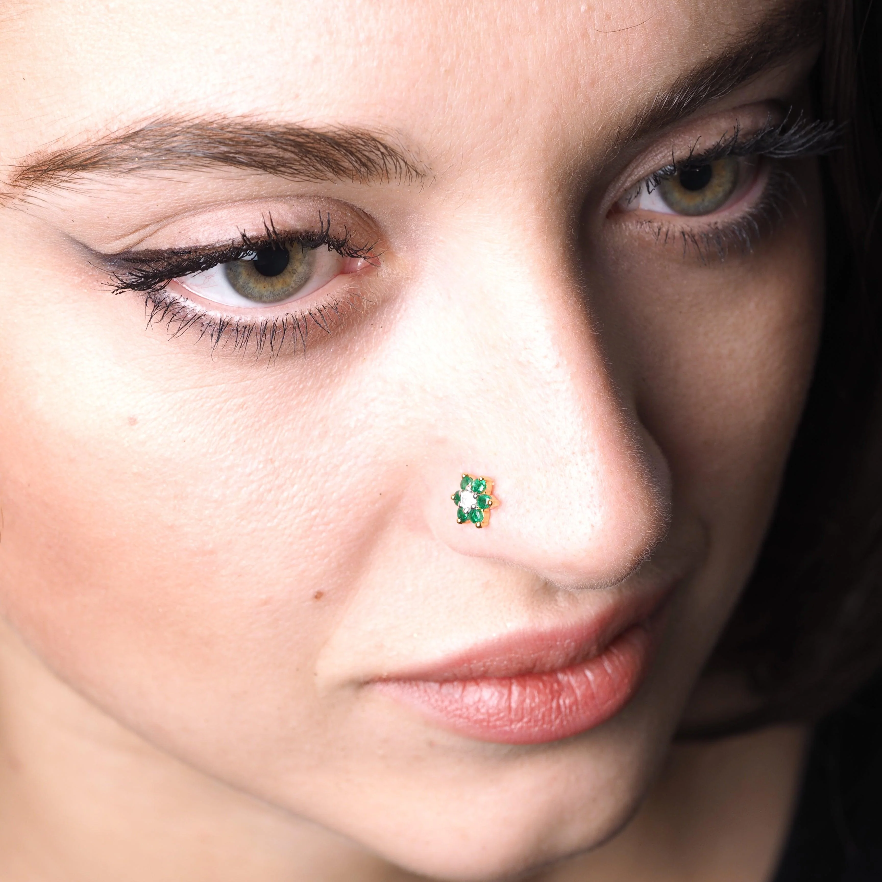 18ct Gold Diamond and Emerald / Sapphire / Ruby / Amethyst / Turquoise Screw Back Nose Stud - Image 3