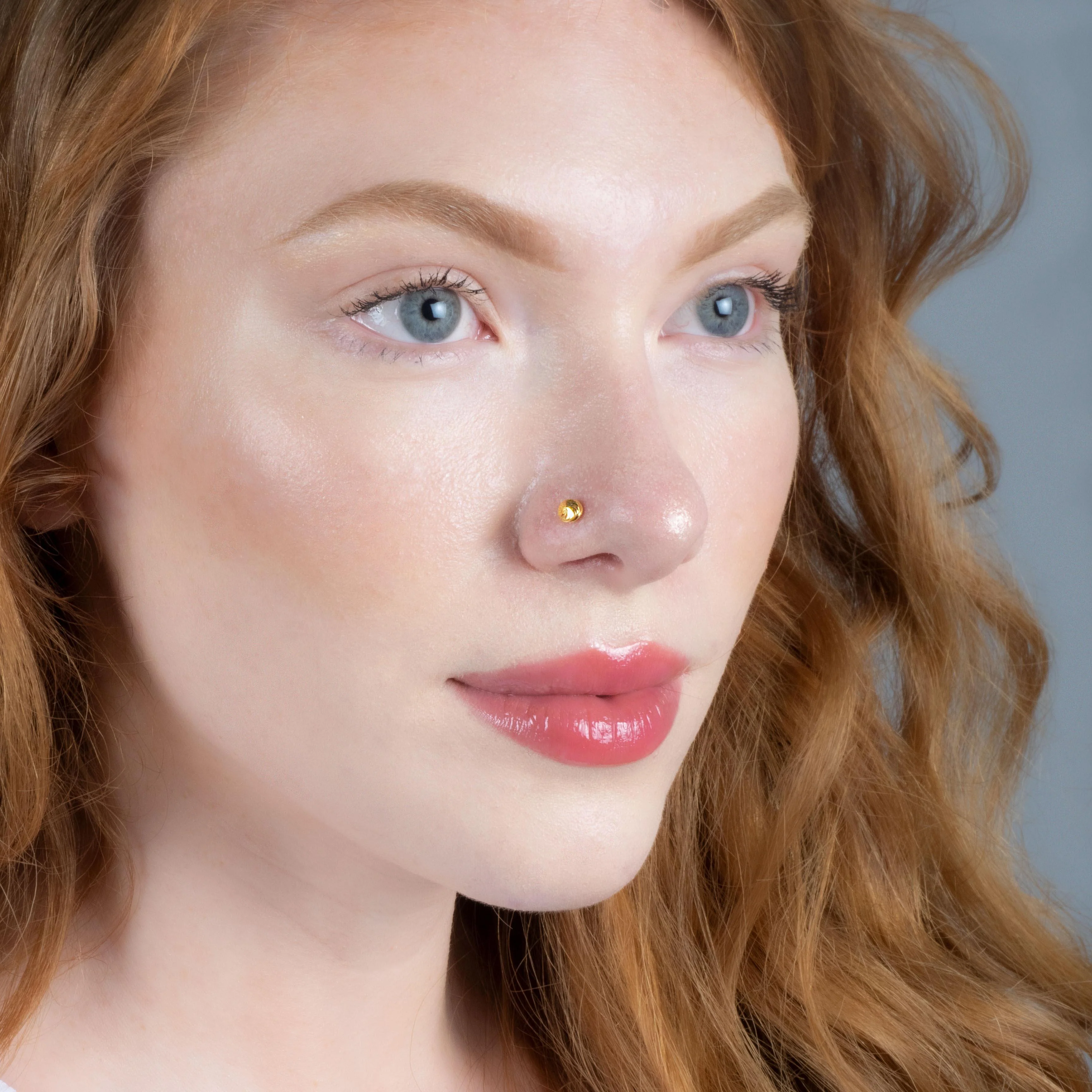 18ct Yellow Gold Screw Back Nose Stud with Diamond Cut Design - Image 3