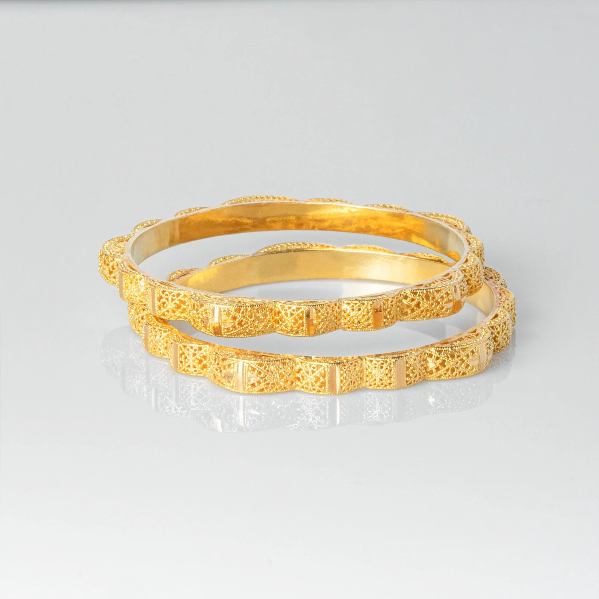 22ct Gold Pair of Bangles with Diamond Cut Filigree Design - Versatile 22ct Gold Bangles - Image 2